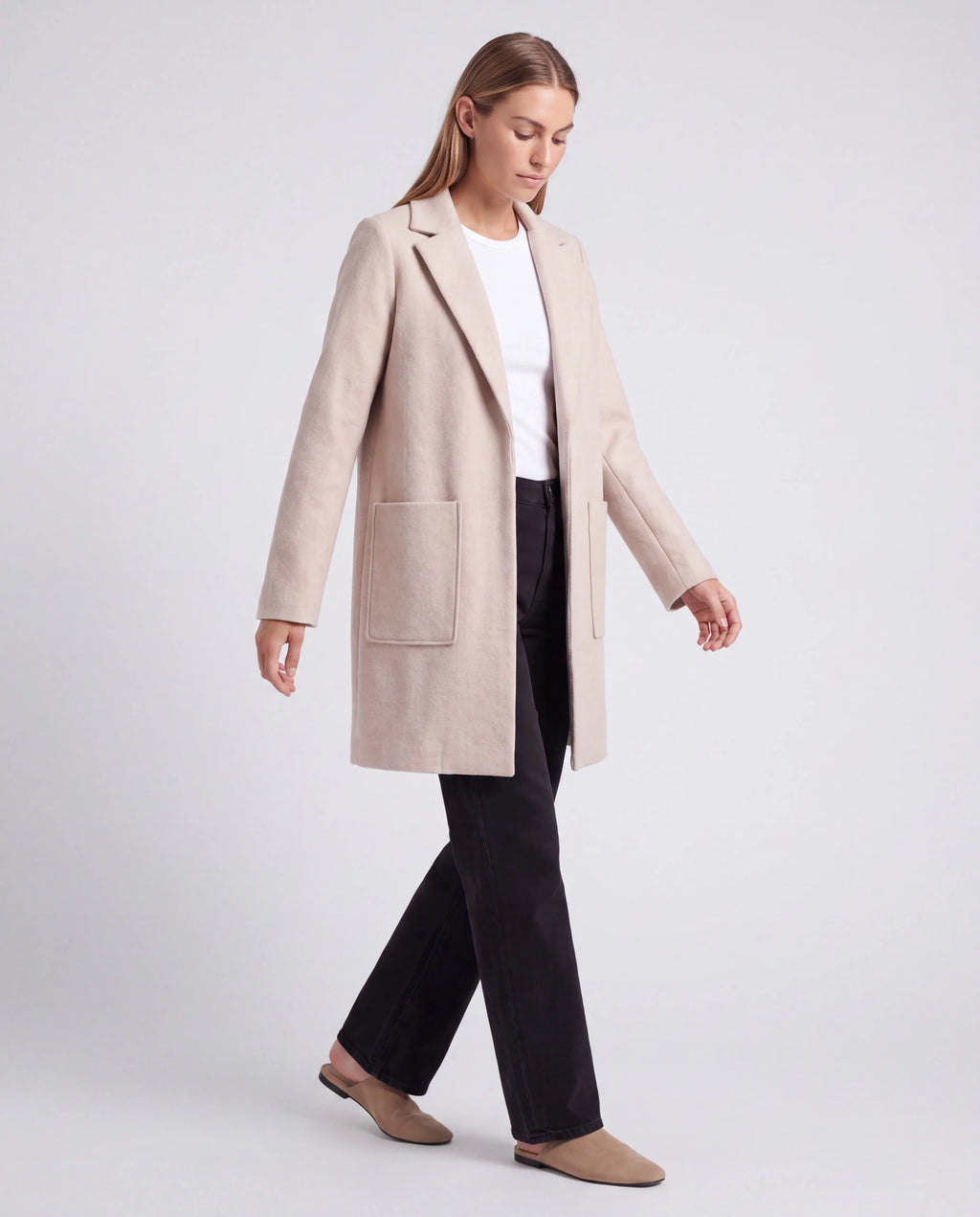 Hadley Coatigan – Oatmeal, walking three-quarter view