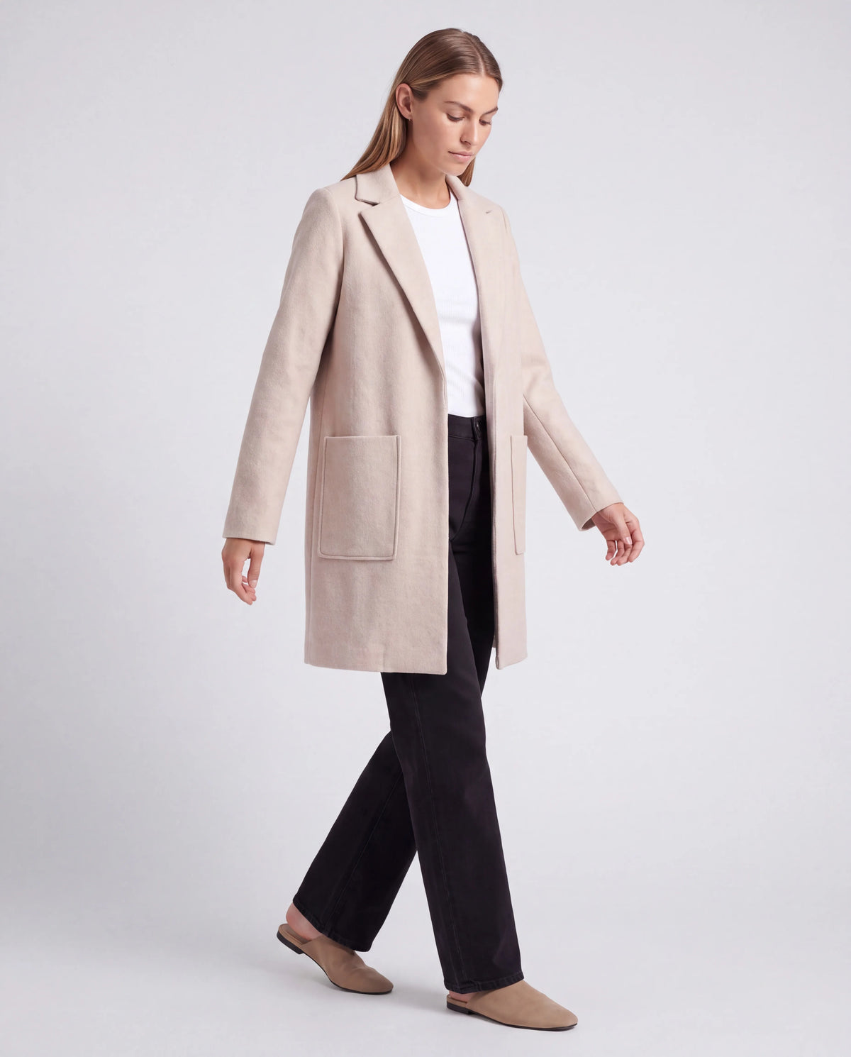 Hadley Coatigan – Oatmeal, walking three-quarter view